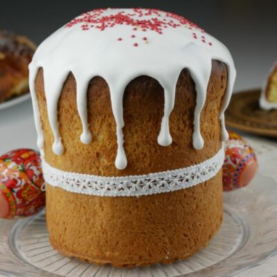 Easter cake with almonds and dried apricots