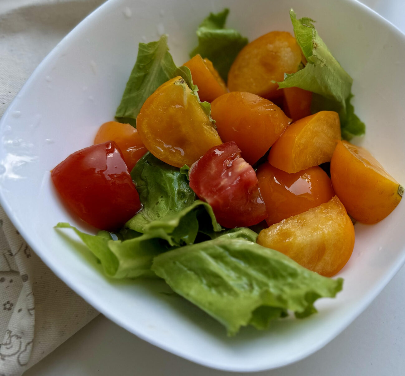 Lettuce and tomato salad