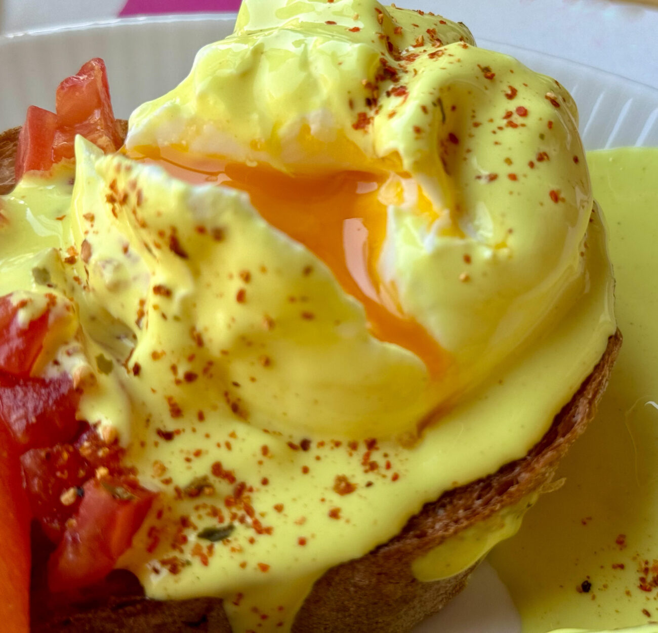 Яйце пашот з сирним соусом