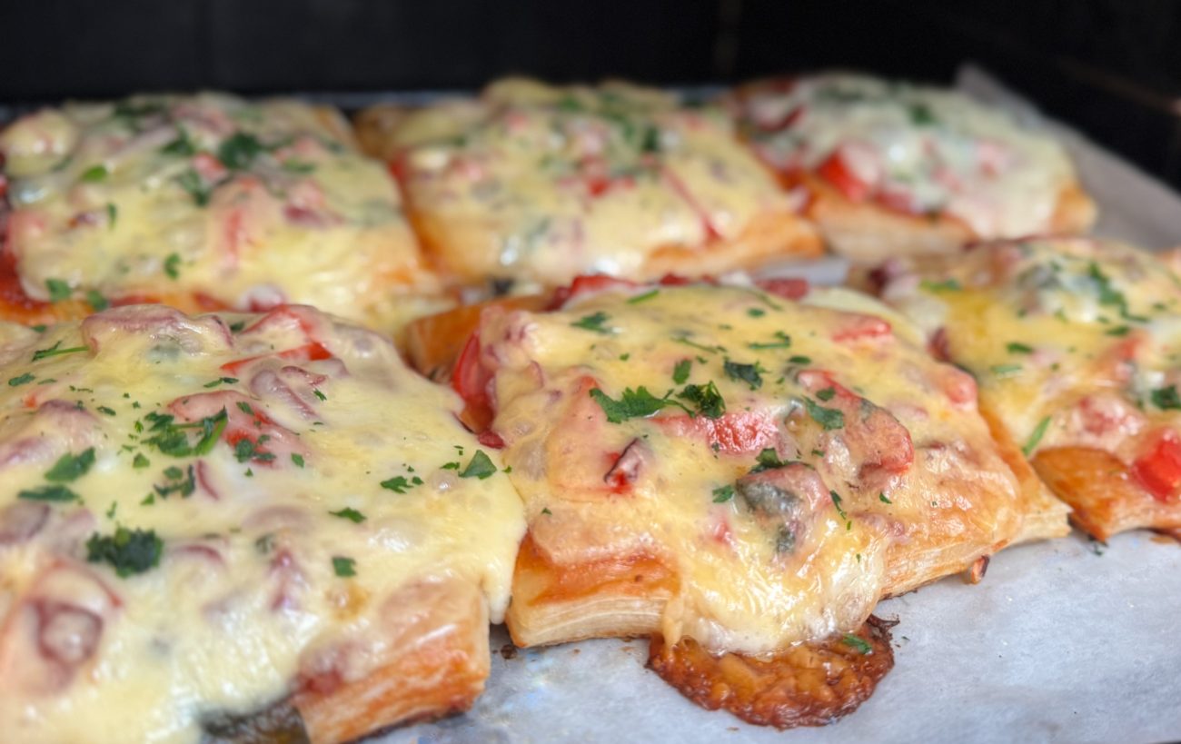 Mini puff pastry pizza